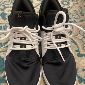 Nike Air Jordan AJ717-021 Black and White size 6.5 Youth.